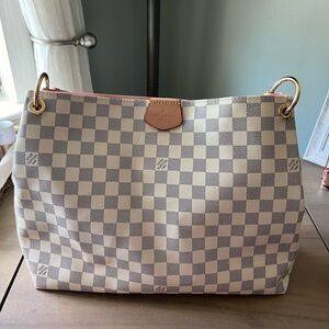 White and grey shoulder bag. Delightful.